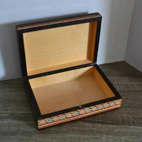 Vtg Carved Painted Wood Box - Picture 4 of 9